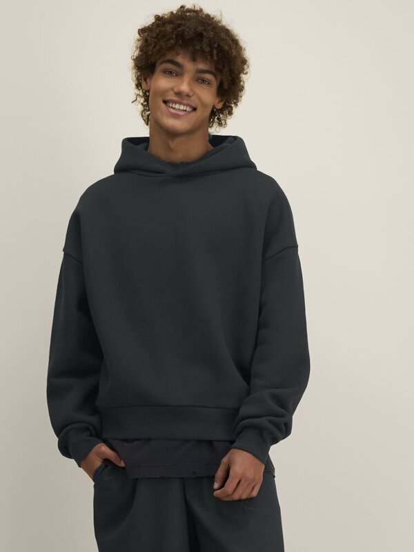 Trendy hoodie with bold 3D volume Thumbnail